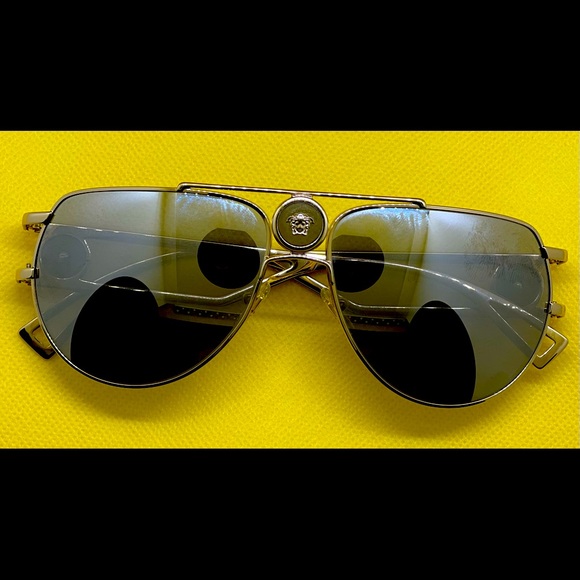 Medusa Pilot sunglasses EXC worn twice/always in case >6 mo old Polarized lenses - Picture 2 of 3